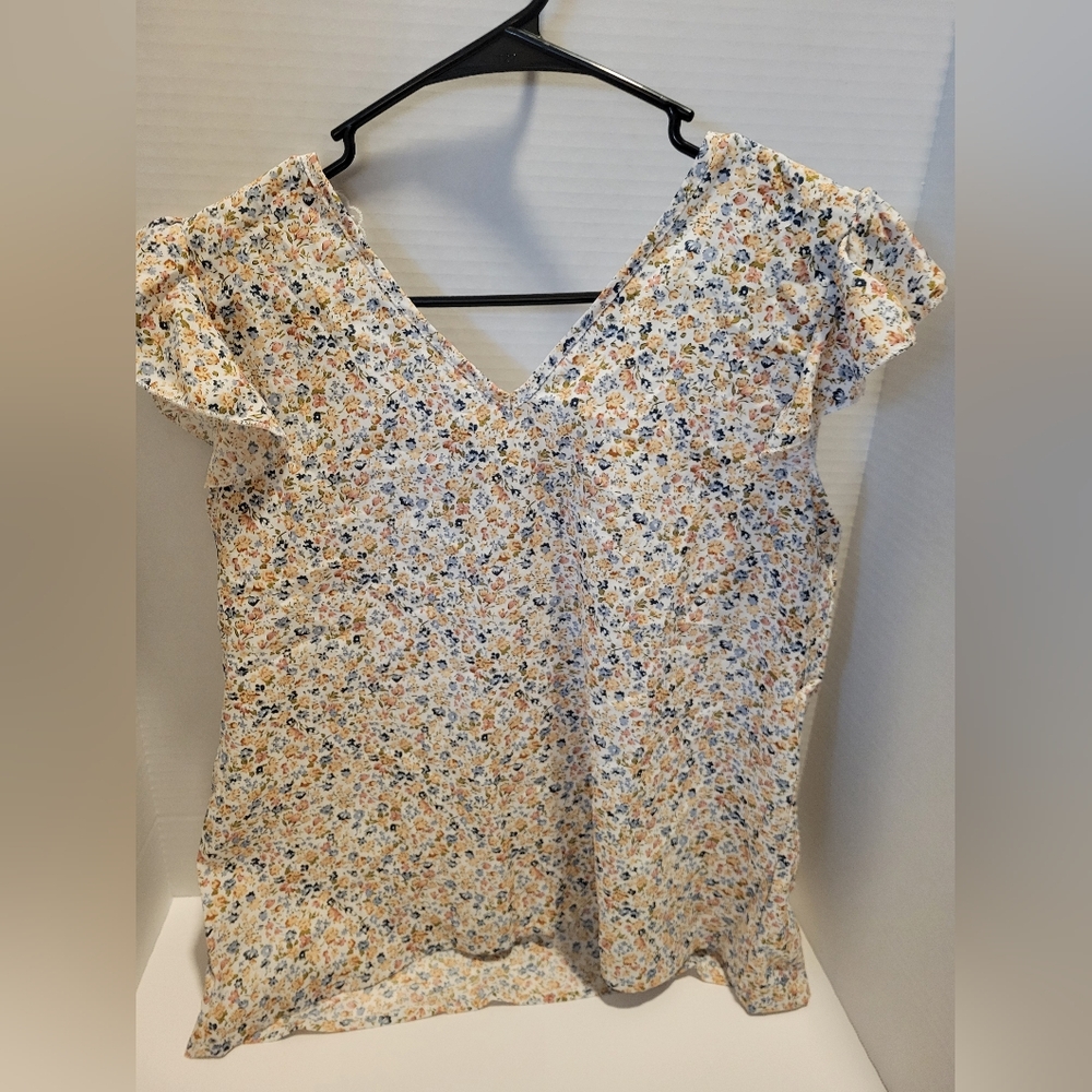 Cute flower blouse with lace back